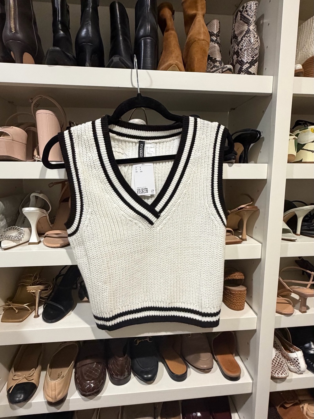 Divided H&M White Sleeveless V-Neck Knit Vest with Black Trim